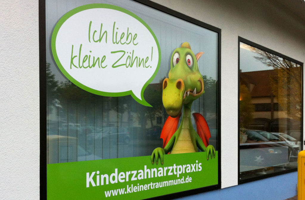 Schaufensterbeschrifting Kinderzahnarzt Kleinertraummund